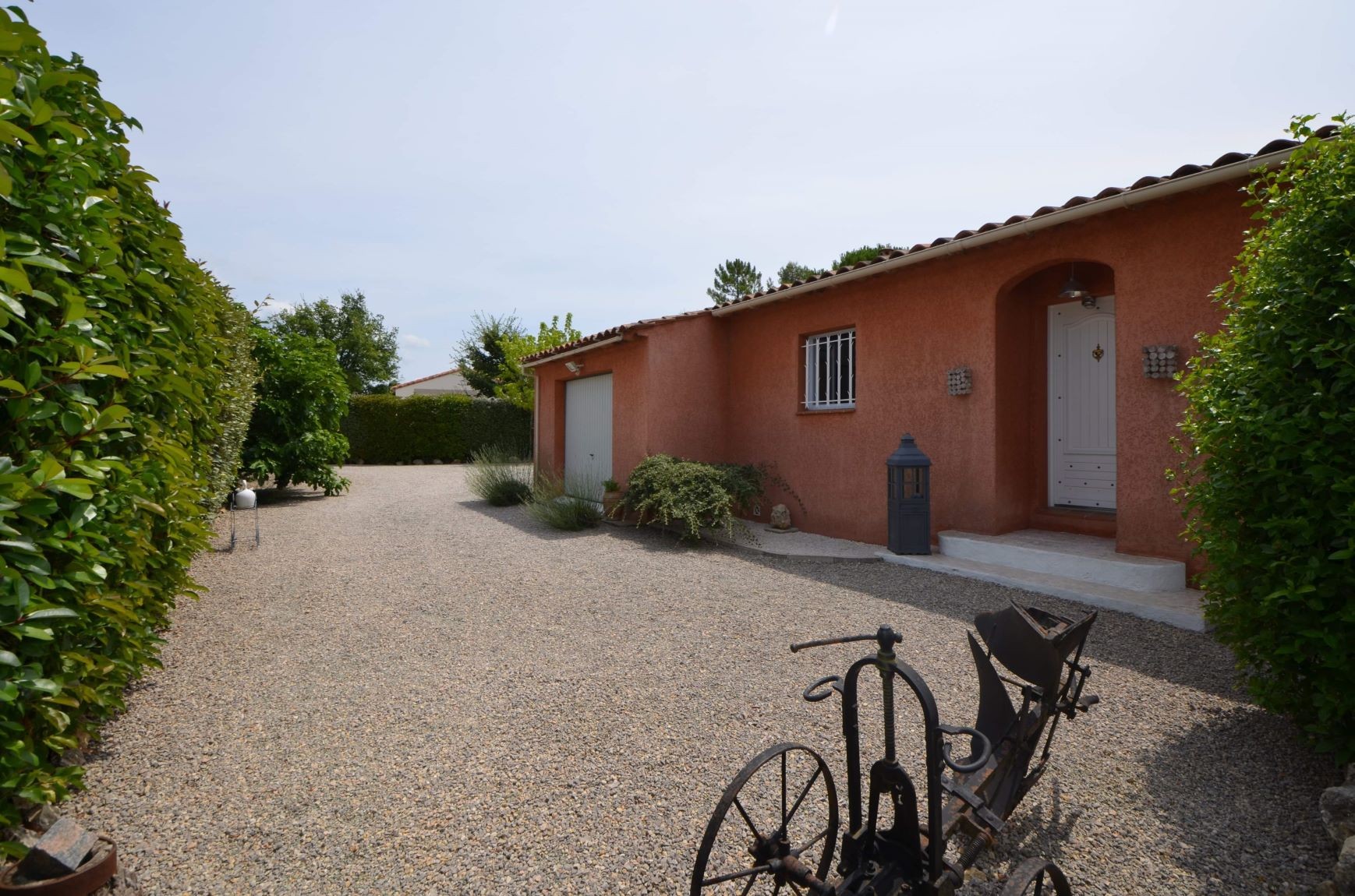 Entrée de la propriété côté garage