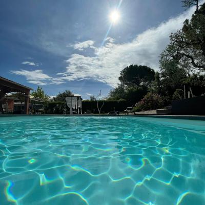 Piscine au lever du soleil